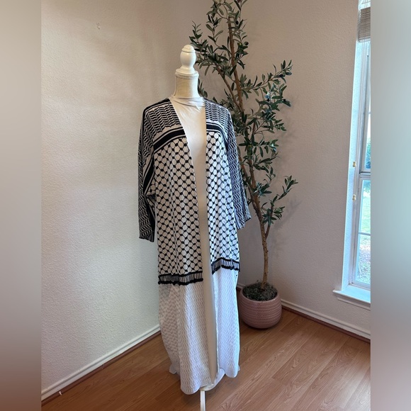 Kuffiya maxi open abaya in large length is 59” has fringe embellishments ✨ - Picture 3 of 8